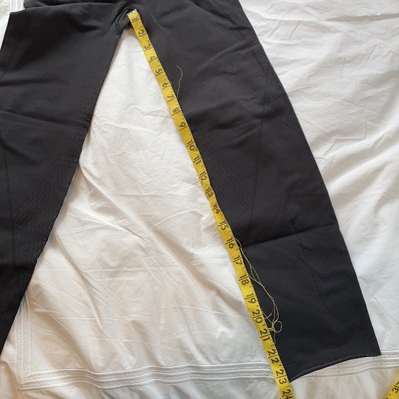 Lululemon Perforated Legging - Picture 6 of 6